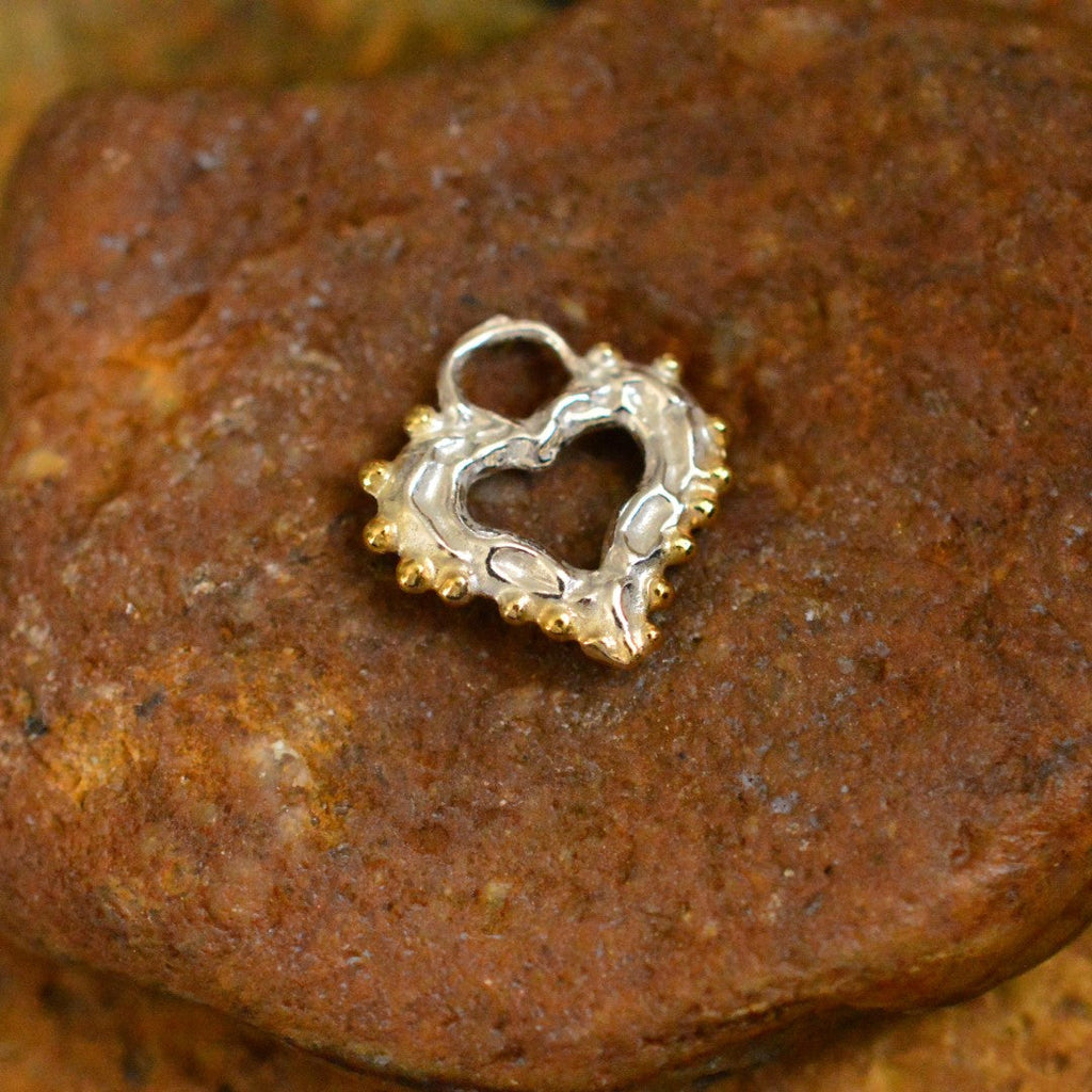 „Morgenliebe“-Anhänger mit offenem Herz und Tautropfen aus 925er Silber mit goldfarbenen Akzenten – Talisman für Zärtlichkeit und reine Liebe, handgefertigt im Boho- und rustikalen Stil | Art Diva