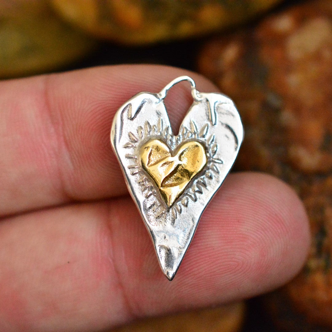 Herz-Anhänger mit goldenem Herz aus 925er Silber – Talisman für Liebe und tiefe Verbundenheit, handgefertigt im Boho- und rustikalen Stil | Art Diva