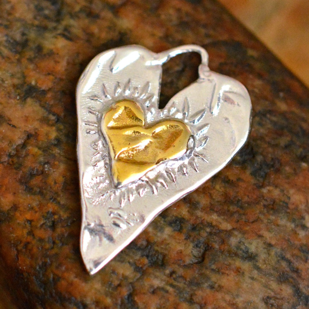 Herz-Anhänger mit goldenem Herz aus 925er Silber – Talisman für Liebe und tiefe Verbundenheit, handgefertigt im Boho- und rustikalen Stil | Art Diva