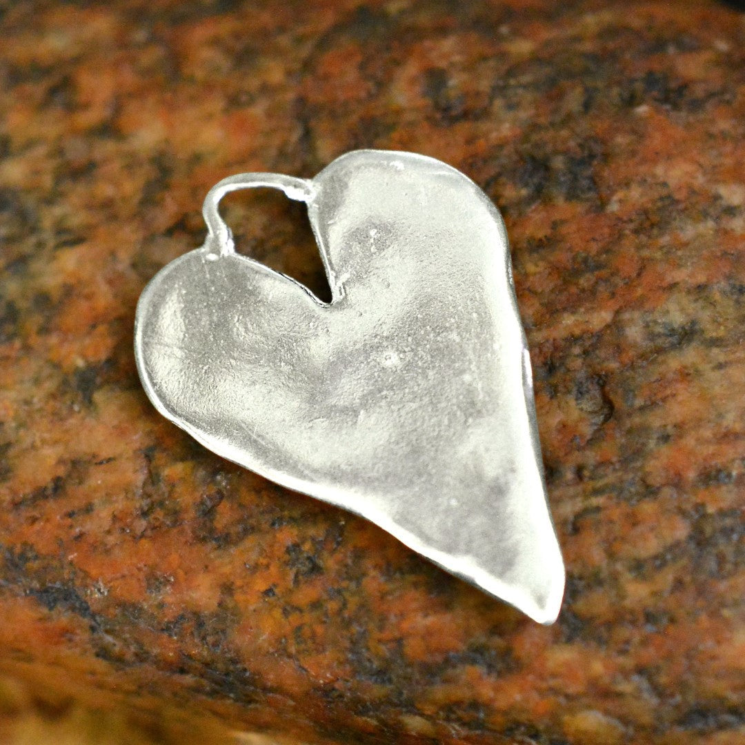 Herz-Anhänger mit goldenem Herz aus 925er Silber – Talisman für Liebe und tiefe Verbundenheit, handgefertigt im Boho- und rustikalen Stil | Art Diva
