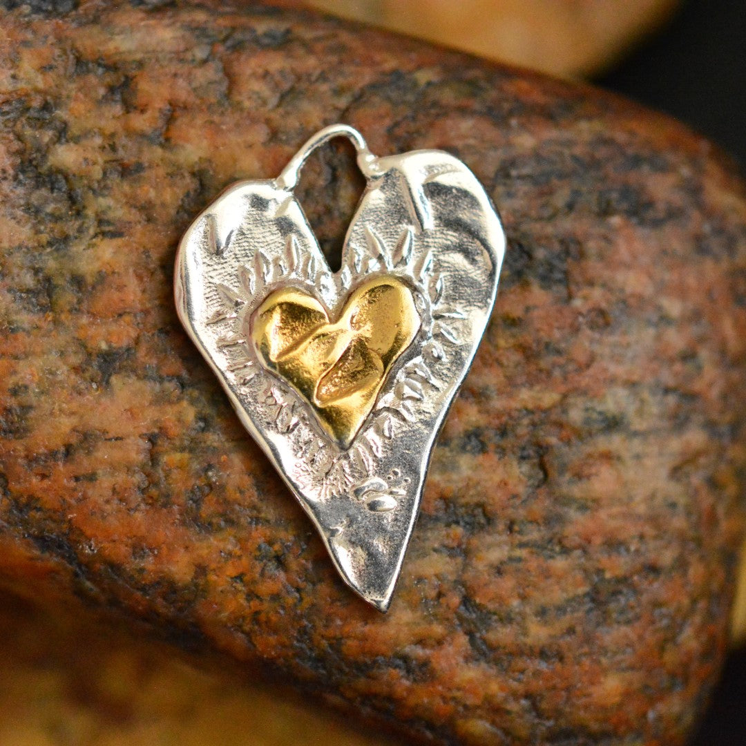 Herz-Anhänger mit goldenem Herz aus 925er Silber – Talisman für Liebe und tiefe Verbundenheit, handgefertigt im Boho- und rustikalen Stil | Art Diva