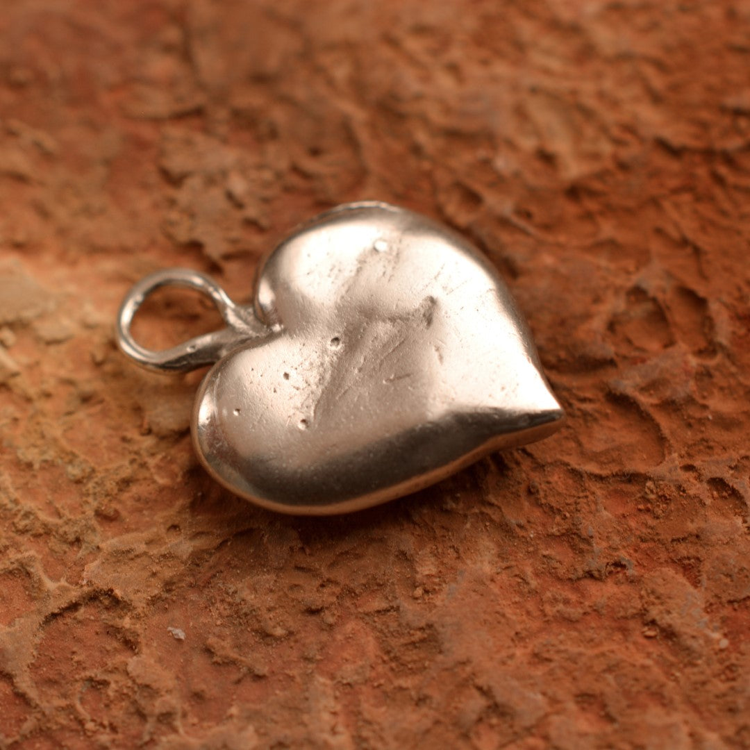 „Familienherz“ – Anhänger aus 925er Silber, Talisman für Liebe, Zuneigung und familiäre Verbundenheit, Skulpturenschmuck im Boho- und rustikalen Stil | Art Diva