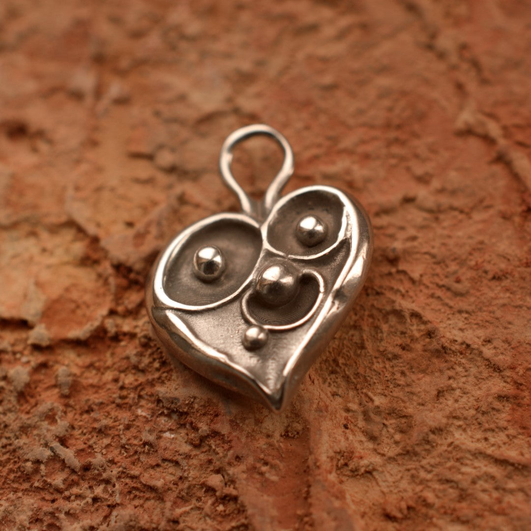 „Familienherz“ – Anhänger aus 925er Silber, Talisman für Liebe, Zuneigung und familiäre Verbundenheit, Skulpturenschmuck im Boho- und rustikalen Stil | Art Diva
