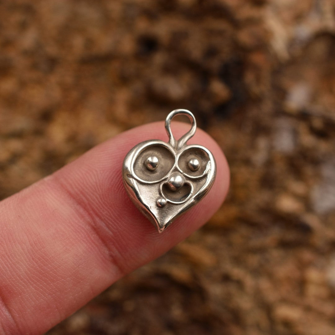 „Familienherz“ – Anhänger aus 925er Silber, Talisman für Liebe, Zuneigung und familiäre Verbundenheit, Skulpturenschmuck im Boho- und rustikalen Stil | Art Diva
