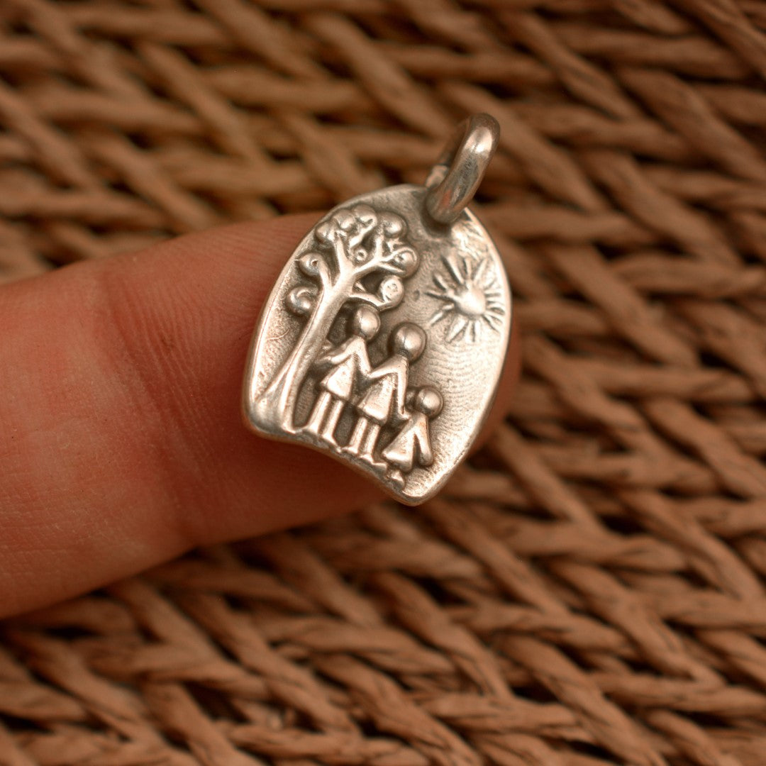 „Familie unter der Sonne“-Anhänger aus 925er Silber – handgefertigtes Symbol für Liebe und Schutz, Skulpturenschmuck im Boho- und rustikalen Stil | Art Diva