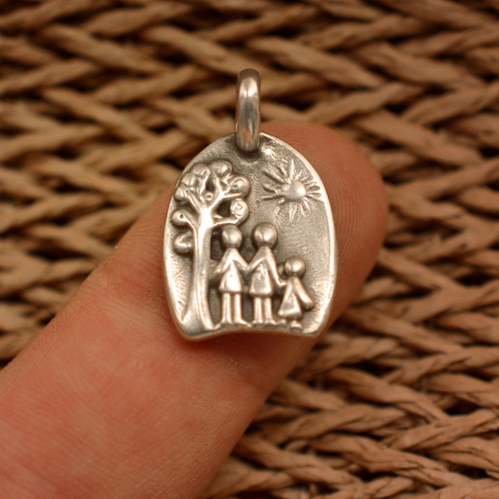 „Familie unter der Sonne“-Anhänger aus 925er Silber – handgefertigtes Symbol für Liebe und Schutz, Skulpturenschmuck im Boho- und rustikalen Stil | Art Diva