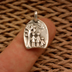 „Familie unter der Sonne“-Anhänger aus 925er Silber – handgefertigtes Symbol für Liebe und Schutz, Skulpturenschmuck im Boho- und rustikalen Stil | Art Diva
