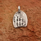 „Familie unter der Sonne“-Anhänger aus 925er Silber – handgefertigtes Symbol für Liebe und Schutz, Skulpturenschmuck im Boho- und rustikalen Stil | Art Diva