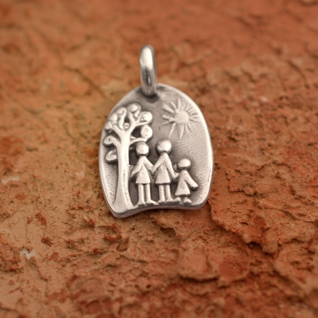 „Familie unter der Sonne“-Anhänger aus 925er Silber – handgefertigtes Symbol für Liebe und Schutz, Skulpturenschmuck im Boho- und rustikalen Stil | Art Diva