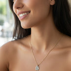 „Familie unter der Sonne“-Anhänger aus 925er Silber – handgefertigtes Symbol für Liebe und Schutz, Skulpturenschmuck im Boho- und rustikalen Stil | Art Diva