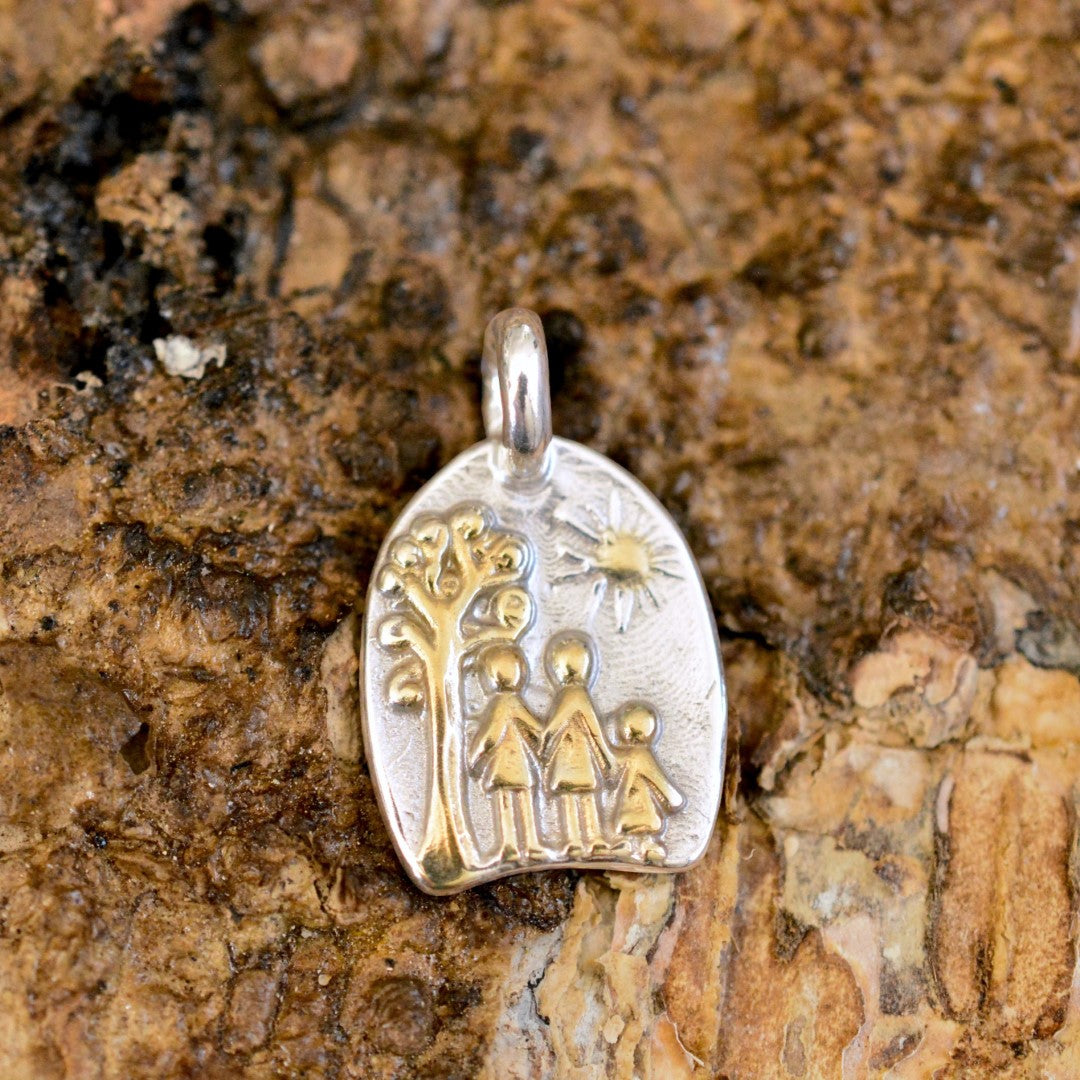 „Familie“-Anhänger aus 925er Silber mit goldfarbenen Akzenten – Talisman für Liebe, Zusammenhalt und Schutz | Art Diva
