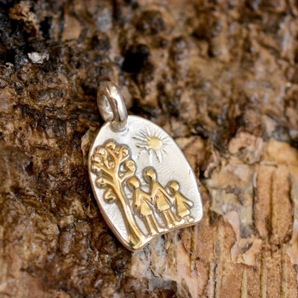 „Familie“-Anhänger aus 925er Silber mit goldfarbenen Akzenten – Talisman für Liebe, Zusammenhalt und Schutz | Art Diva