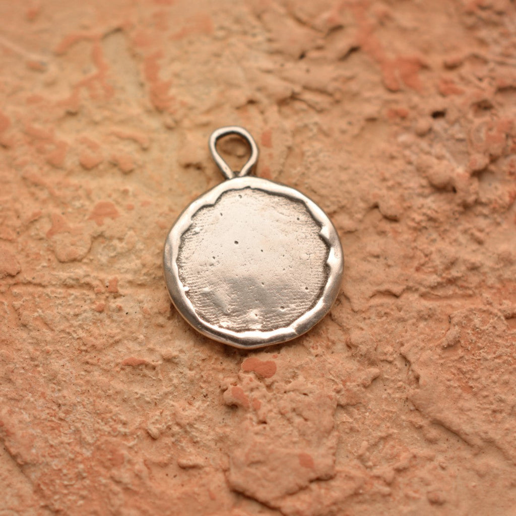„Familie“-Anhänger aus 925er Silber – handgefertigter Talisman für familiäre Liebe und Verbundenheit, Skulpturenschmuck im Boho- und rustikalen Stil | Art Diva