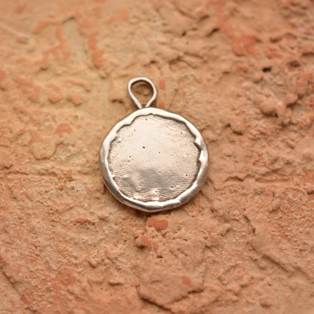 „Familie“-Anhänger aus 925er Silber – handgefertigter Talisman für familiäre Liebe und Verbundenheit, Skulpturenschmuck im Boho- und rustikalen Stil | Art Diva