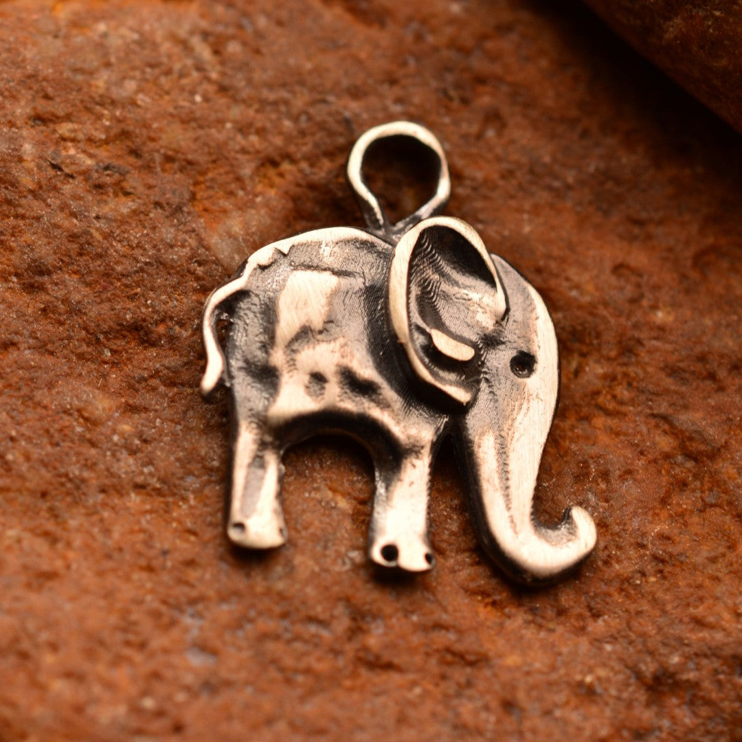„Kleiner Elefant“-Anhänger aus 925er Silber – Talisman für Glück, Weisheit und Schutz, oxidierter Skulpturenschmuck im Boho- und rustikalen Stil | Art Diva