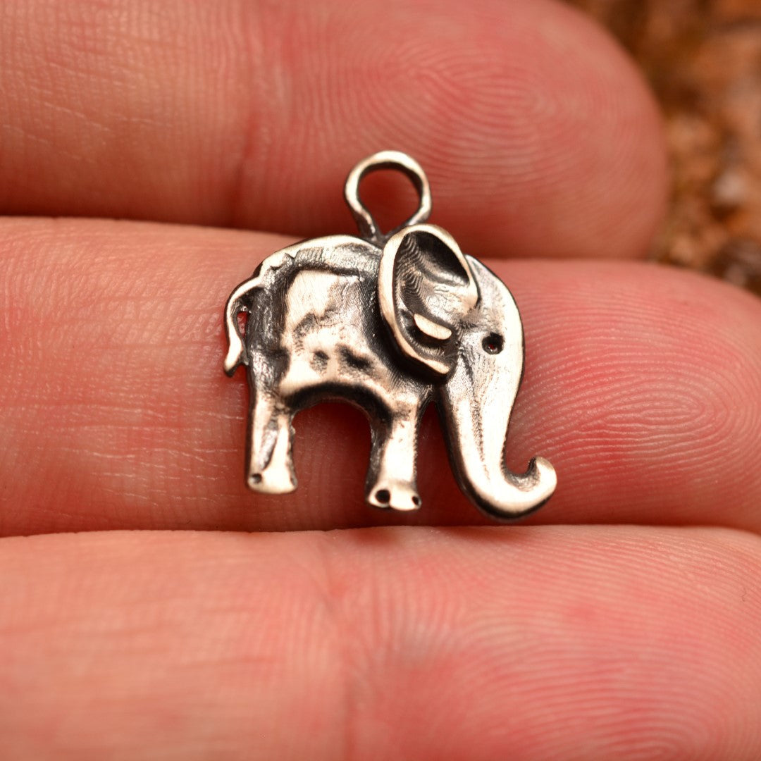 „Kleiner Elefant“-Anhänger aus 925er Silber – Talisman für Glück, Weisheit und Schutz, oxidierter Skulpturenschmuck im Boho- und rustikalen Stil | Art Diva