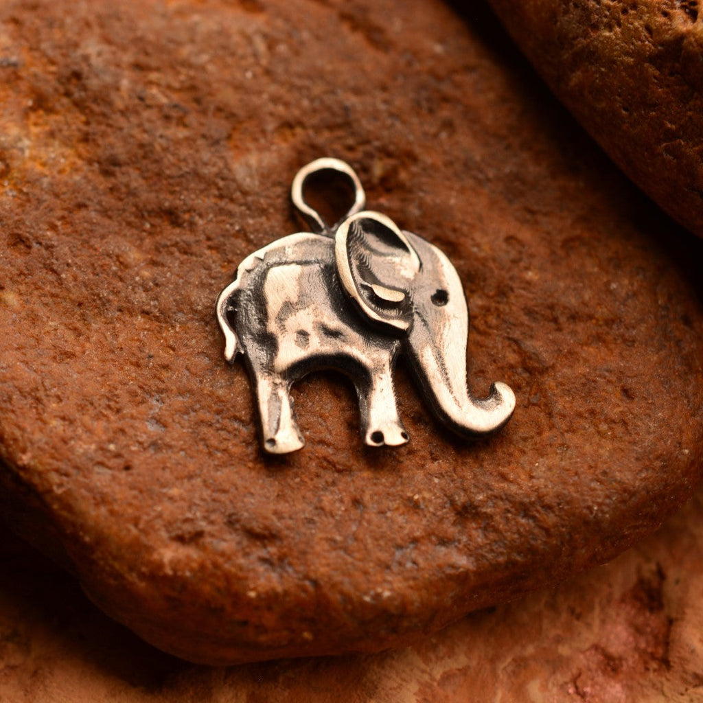 „Kleiner Elefant“-Anhänger aus 925er Silber – Talisman für Glück, Weisheit und Schutz, oxidierter Skulpturenschmuck im Boho- und rustikalen Stil | Art Diva