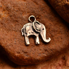 „Kleiner Elefant“-Anhänger aus 925er Silber – Talisman für Glück, Weisheit und Schutz, oxidierter Skulpturenschmuck im Boho- und rustikalen Stil | Art Diva
