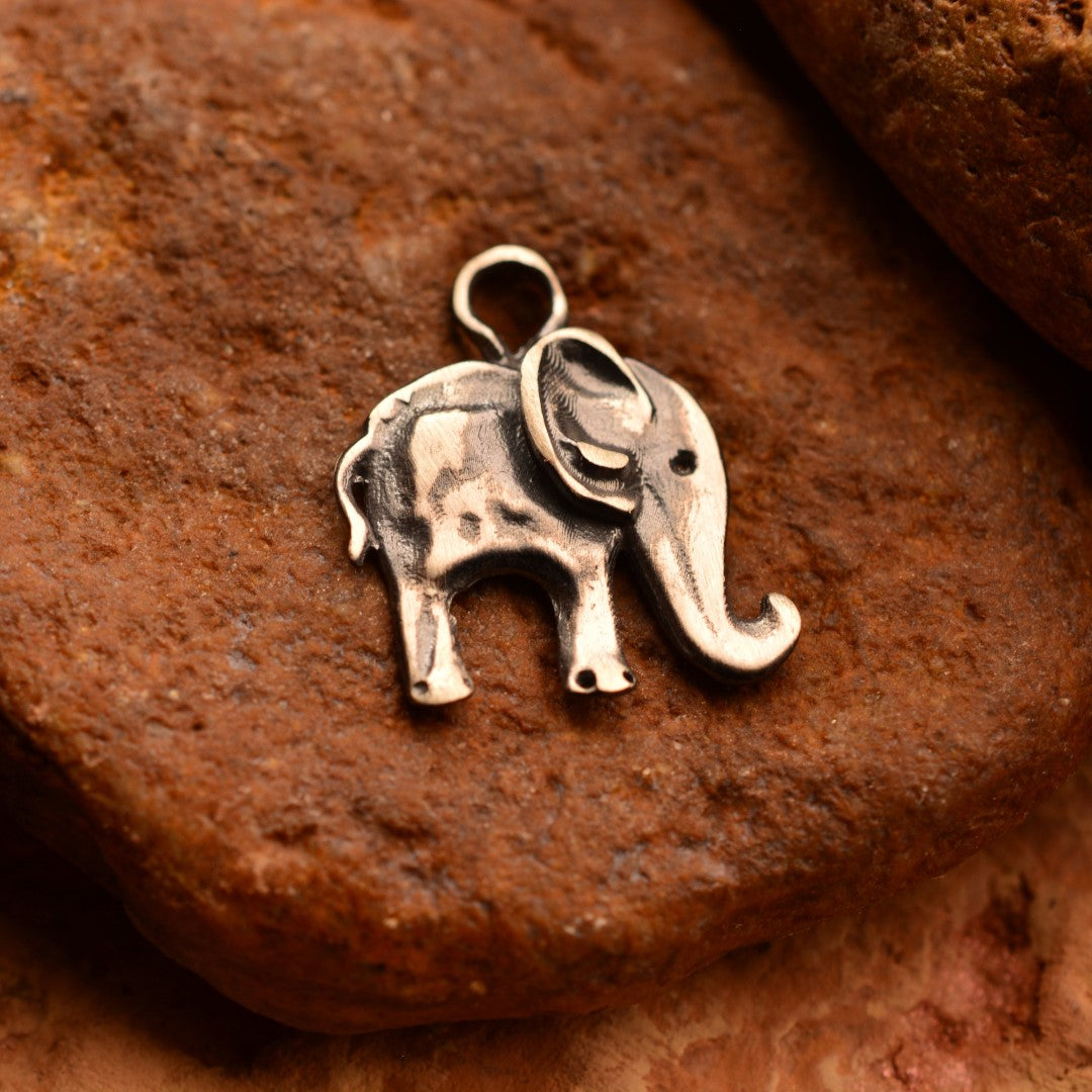 „Kleiner Elefant“-Anhänger aus 925er Silber – Talisman für Glück, Weisheit und Schutz, oxidierter Skulpturenschmuck im Boho- und rustikalen Stil | Art Diva