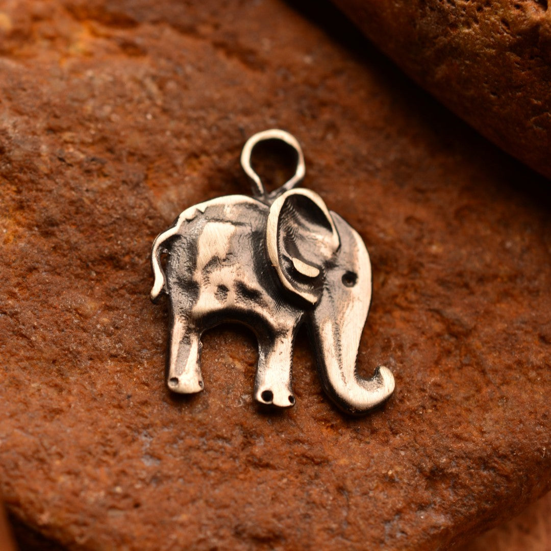 „Kleiner Elefant“-Anhänger aus 925er Silber – Talisman für Glück, Weisheit und Schutz, oxidierter Skulpturenschmuck im Boho- und rustikalen Stil | Art Diva