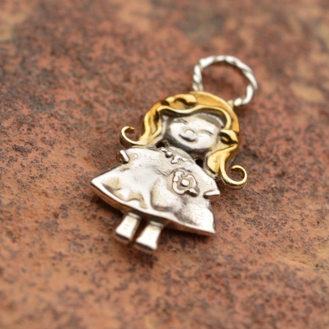 Anhänger „Lächelndes Mädchen“ aus 925er Silber mit goldfarbenen Akzenten – Talisman für reine Liebe, Kindheitserinnerungen und die Verbundenheit zwischen Mutter und Tochter, handgefertigter Skulpturenschmuck im Boho- und rustikalen Stil | Art Diva
