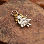 Anhänger „Lächelndes Mädchen“ aus 925er Silber mit goldfarbenen Akzenten – Talisman für reine Liebe, Kindheitserinnerungen und die Verbundenheit zwischen Mutter und Tochter, handgefertigter Skulpturenschmuck im Boho- und rustikalen Stil | Art Diva