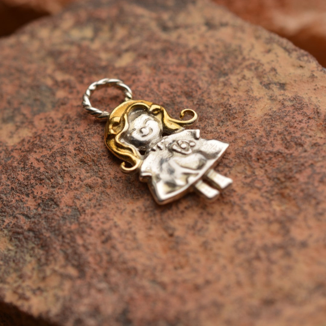 Anhänger „Lächelndes Mädchen“ aus 925er Silber mit goldfarbenen Akzenten – Talisman für reine Liebe, Kindheitserinnerungen und die Verbundenheit zwischen Mutter und Tochter, handgefertigter Skulpturenschmuck im Boho- und rustikalen Stil | Art Diva