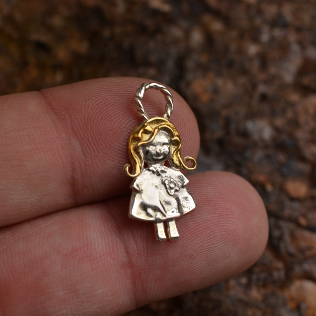 Anhänger „Lächelndes Mädchen“ aus 925er Silber mit goldfarbenen Akzenten – Talisman für reine Liebe, Kindheitserinnerungen und die Verbundenheit zwischen Mutter und Tochter, handgefertigter Skulpturenschmuck im Boho- und rustikalen Stil | Art Diva