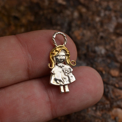 Anhänger „Lächelndes Mädchen“ aus 925er Silber mit goldfarbenen Akzenten – Talisman für reine Liebe, Kindheitserinnerungen und die Verbundenheit zwischen Mutter und Tochter, handgefertigter Skulpturenschmuck im Boho- und rustikalen Stil | Art Diva