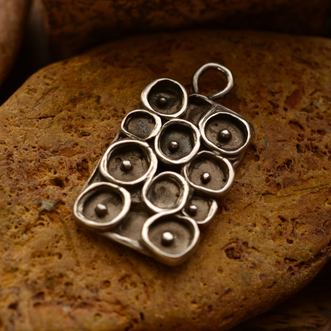 „Morgentau“ – Anhänger aus 925er Silber, handgefertigter Kunstschmuck im Boho- und rustikalen Stil | Art Diva