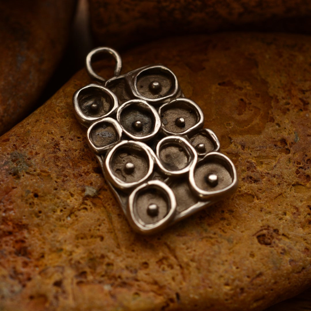 „Morgentau“ – Anhänger aus 925er Silber, handgefertigter Kunstschmuck im Boho- und rustikalen Stil | Art Diva
