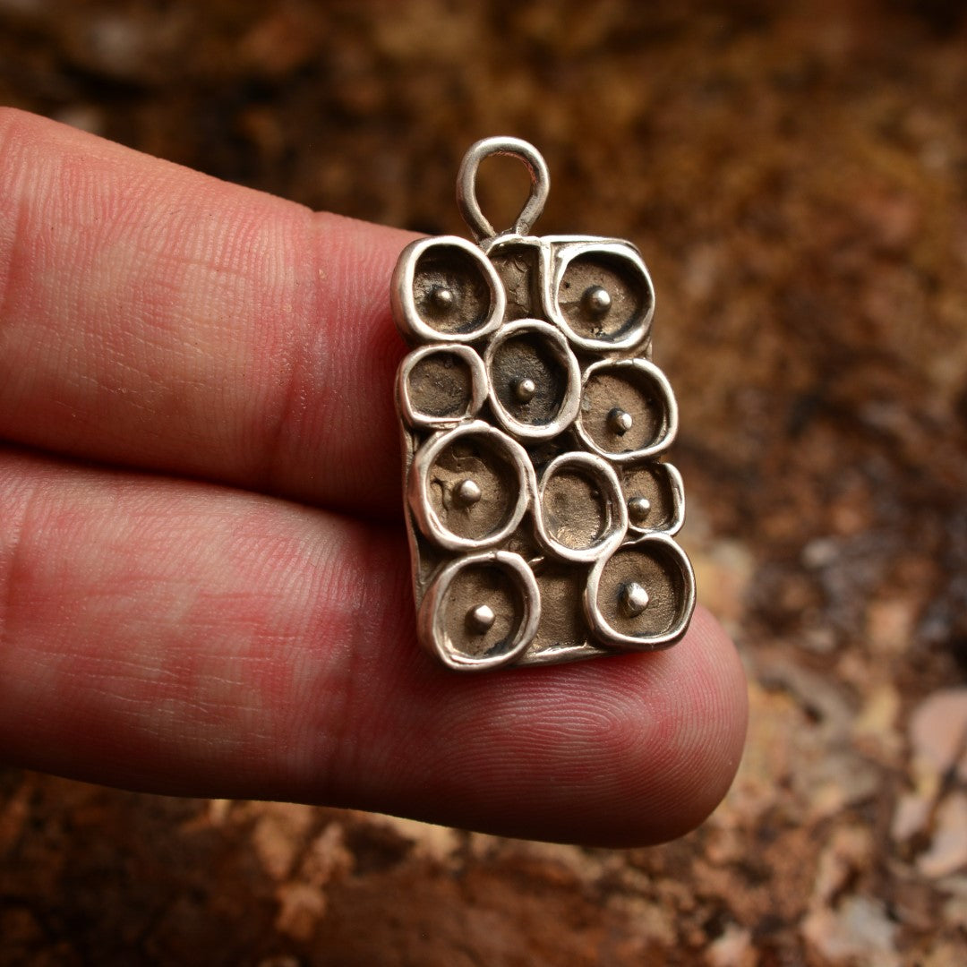 „Morgentau“ – Anhänger aus 925er Silber, handgefertigter Kunstschmuck im Boho- und rustikalen Stil | Art Diva