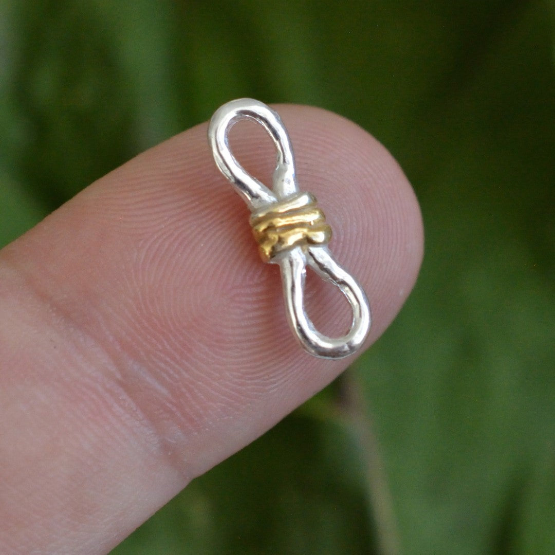 Schmuck aus 925er Silber – Knoten der unendlichen Liebe, handgefertigter Anhänger mit Ewigkeitssymbol im rustikalen Skulpturenstil | Art Diva