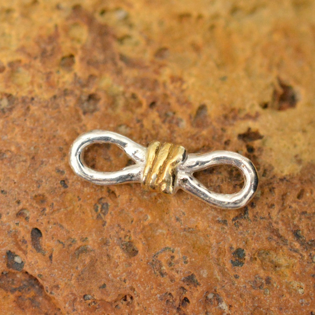Schmuck aus 925er Silber – Knoten der unendlichen Liebe, handgefertigter Anhänger mit Ewigkeitssymbol im rustikalen Skulpturenstil | Art Diva