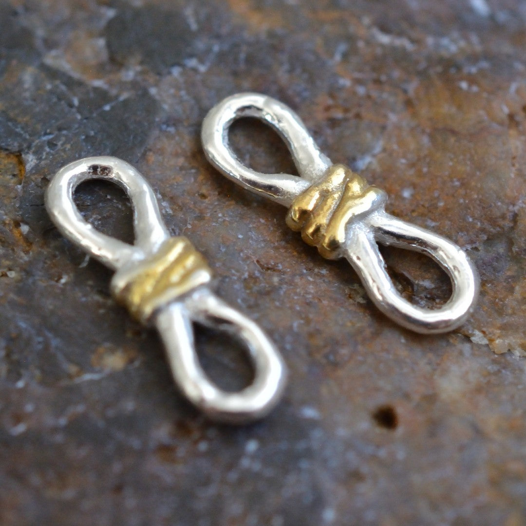 Schmuck aus 925er Silber – Knoten der unendlichen Liebe, handgefertigter Anhänger mit Ewigkeitssymbol im rustikalen Skulpturenstil | Art Diva