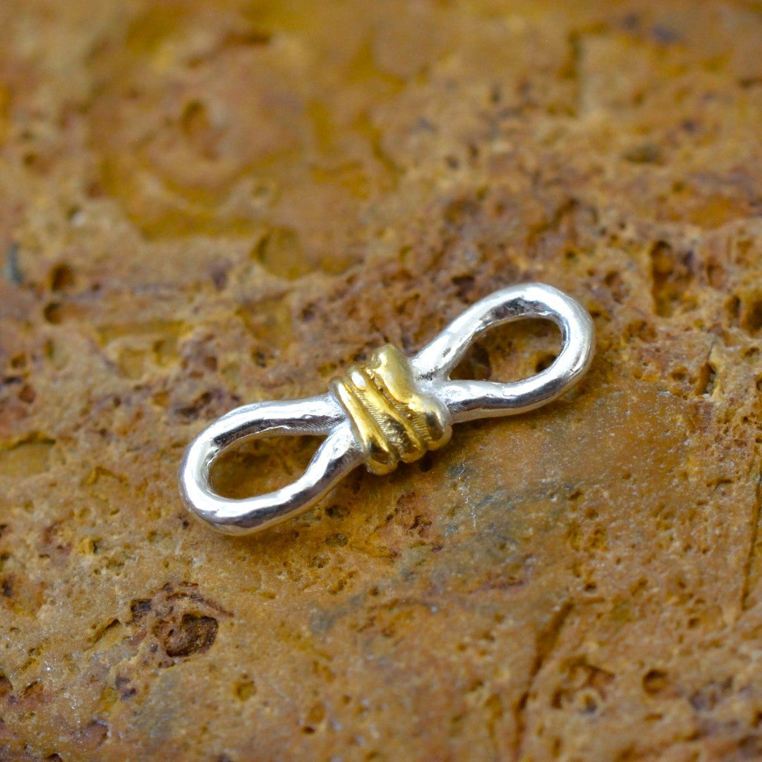 Schmuck aus 925er Silber – Knoten der unendlichen Liebe, handgefertigter Anhänger mit Ewigkeitssymbol im rustikalen Skulpturenstil | Art Diva