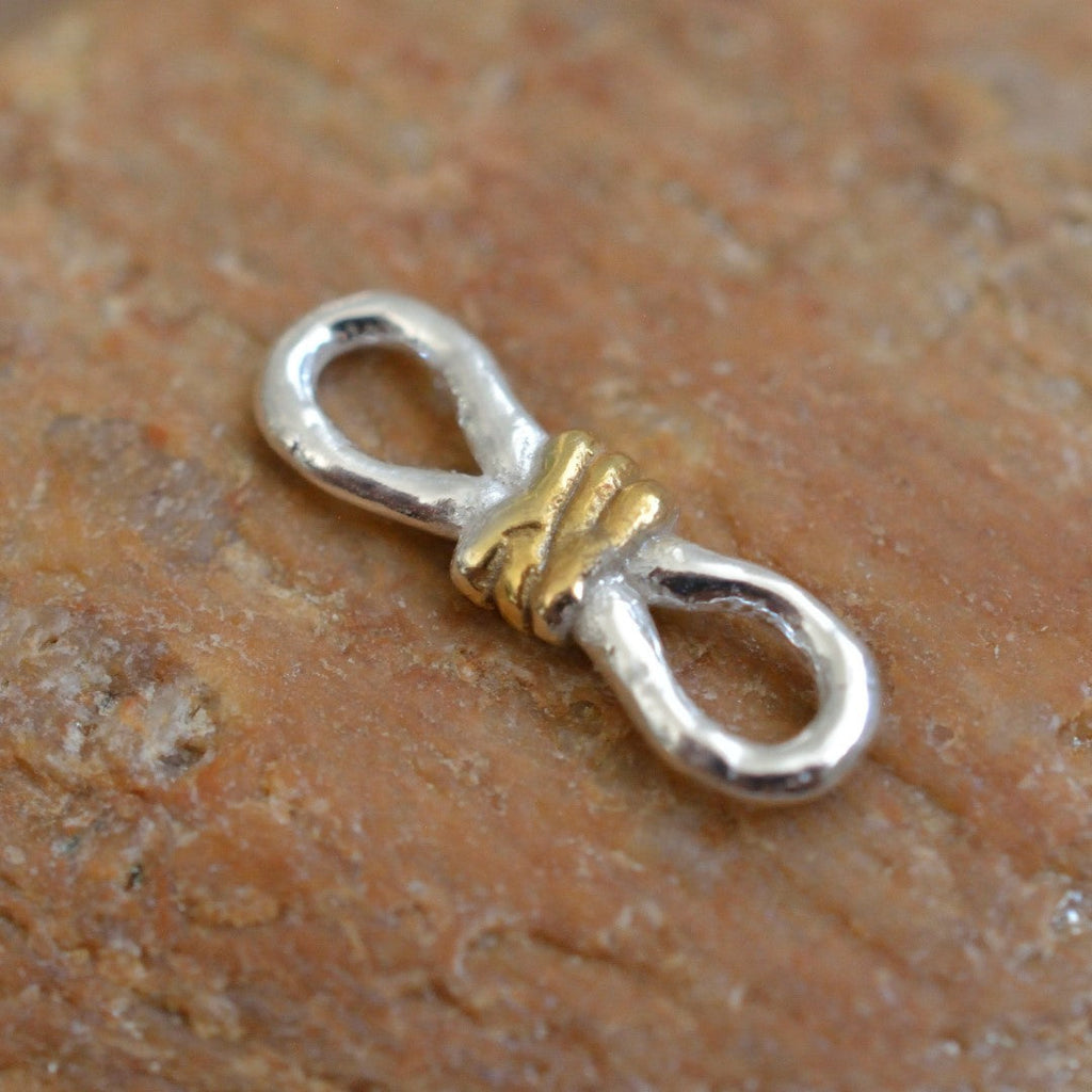Schmuck aus 925er Silber – Knoten der unendlichen Liebe, handgefertigter Anhänger mit Ewigkeitssymbol im rustikalen Skulpturenstil | Art Diva