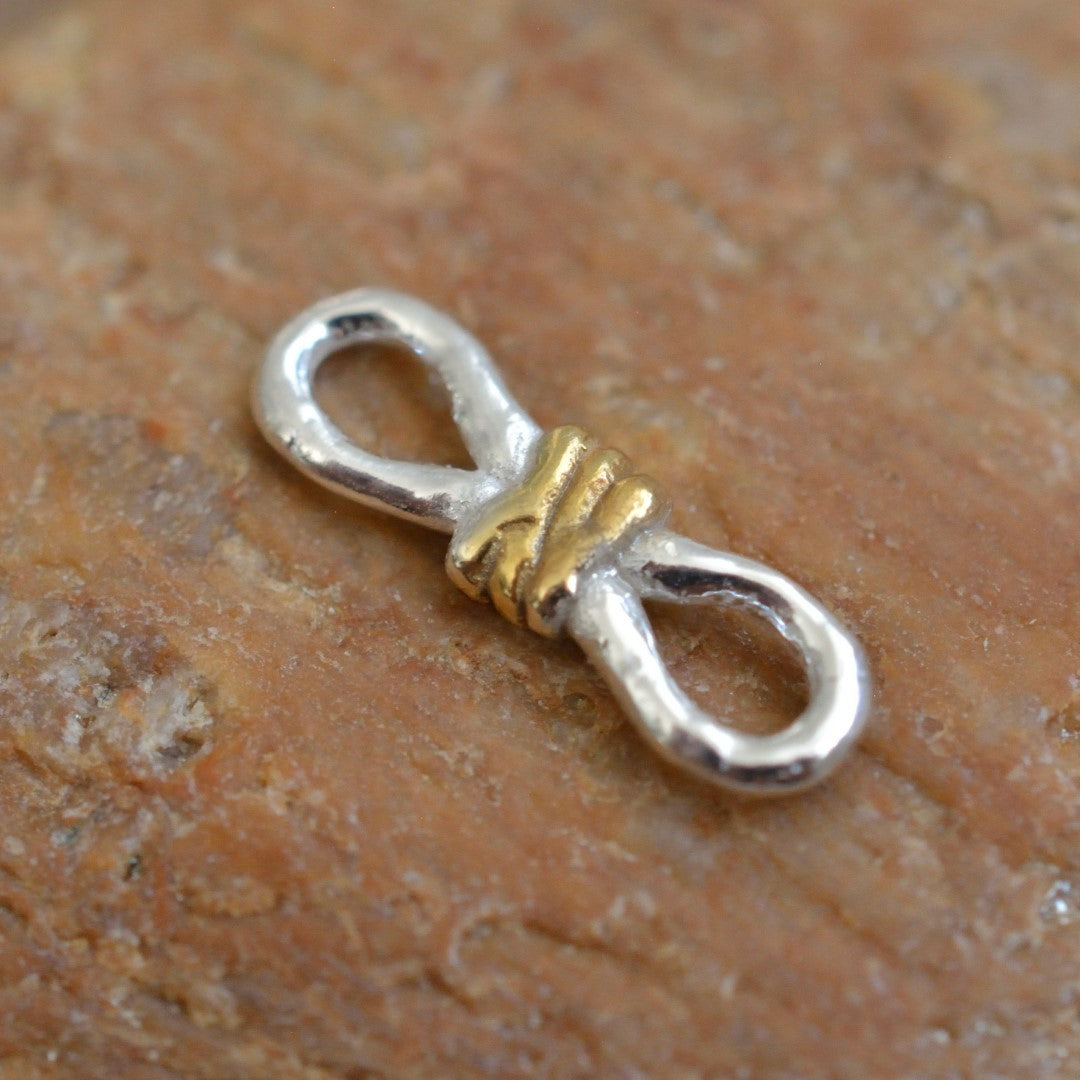Schmuck aus 925er Silber – Knoten der unendlichen Liebe, handgefertigter Anhänger mit Ewigkeitssymbol im rustikalen Skulpturenstil | Art Diva