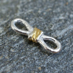 Schmuck aus 925er Silber – Knoten der unendlichen Liebe, handgefertigter Anhänger mit Ewigkeitssymbol im rustikalen Skulpturenstil | Art Diva