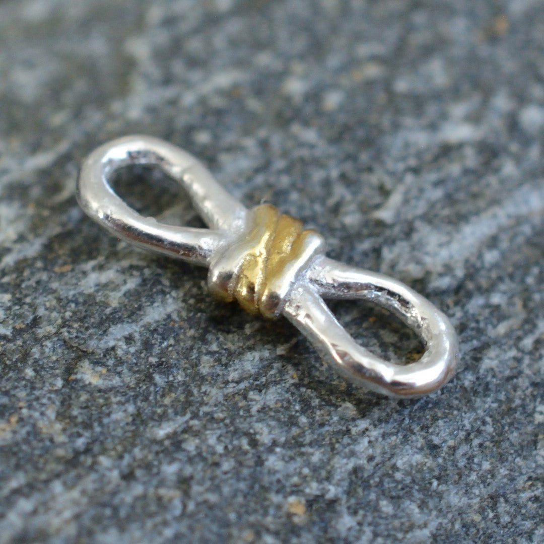 Schmuck aus 925er Silber – Knoten der unendlichen Liebe, handgefertigter Anhänger mit Ewigkeitssymbol im rustikalen Skulpturenstil | Art Diva
