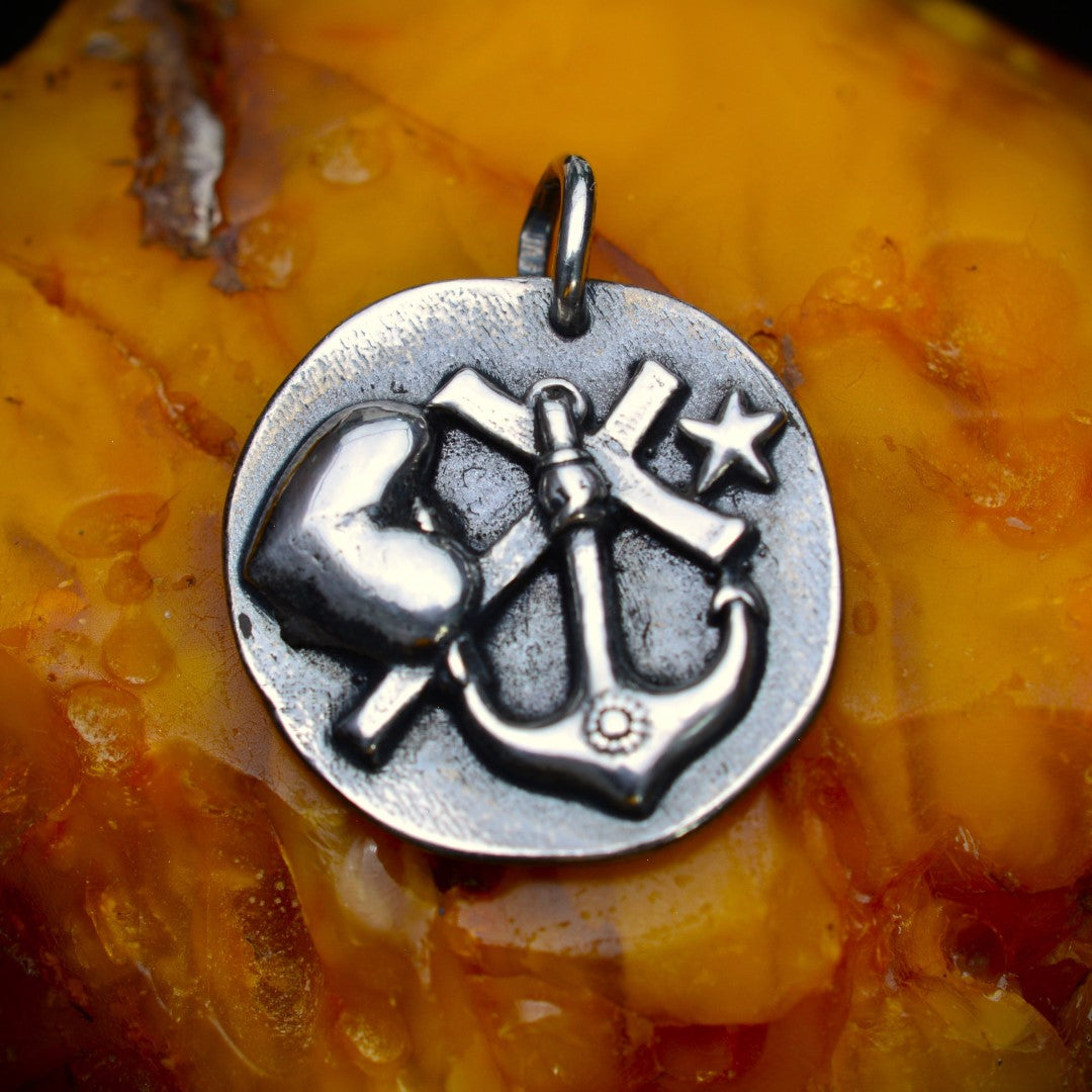„Glaube • Liebe • Hoffnung“-Anhänger aus 925er Silber – Talisman für Stärke und inneren Frieden, Skulpturenschmuck im Boho- und rustikalen Stil | Art Diva