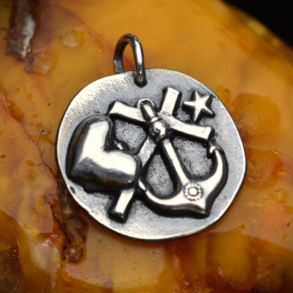 „Glaube • Liebe • Hoffnung“-Anhänger aus 925er Silber – Talisman für Stärke und inneren Frieden, Skulpturenschmuck im Boho- und rustikalen Stil | Art Diva