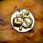 „Glaube, Liebe und Hoffnung“-Anhänger aus 925er Silber mit goldfarbenen Akzenten – maritimer Talisman, Skulpturenschmuck im Boho- und rustikalen Stil | Art Diva