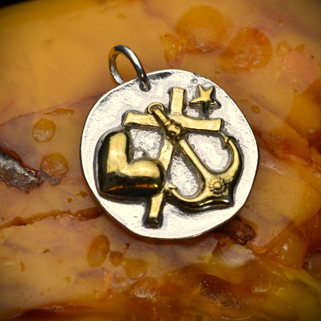 „Glaube, Liebe und Hoffnung“-Anhänger aus 925er Silber mit goldfarbenen Akzenten – maritimer Talisman, Skulpturenschmuck im Boho- und rustikalen Stil | Art Diva