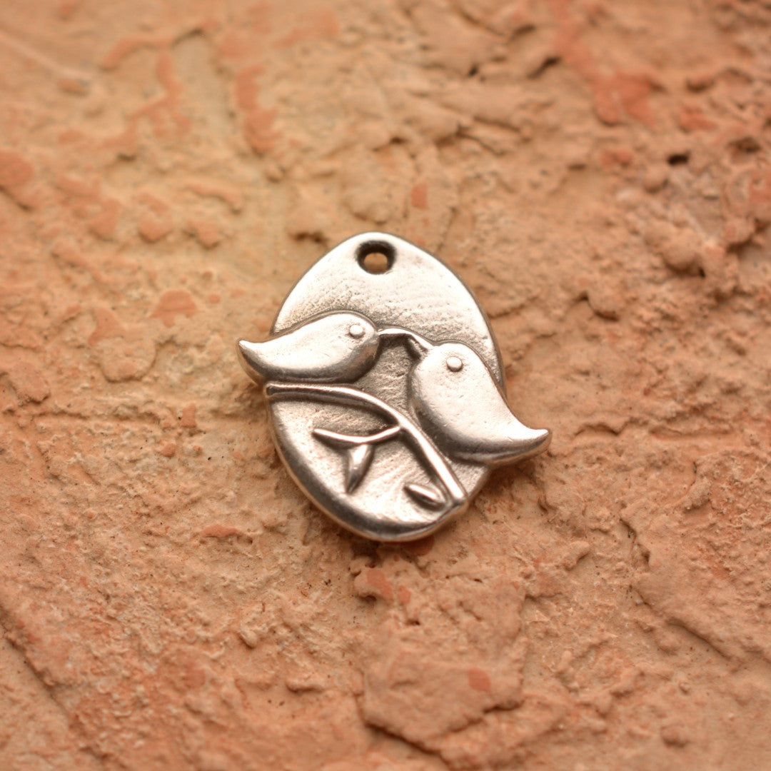 „Verliebte Vögelchen“ – handgefertigter Anhänger aus 925er Silber, Symbol für Liebe und Harmonie, Skulpturenschmuck im Boho- und rustikalen Stil | Art Diva