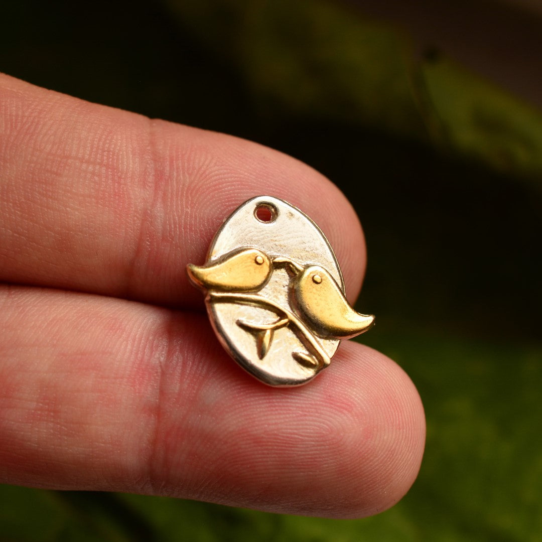 „Verliebte Vögelchen“-Anhänger aus 925er Silber mit goldfarbenen Akzenten – Talisman für Liebe, Harmonie und gemeinsame Freude, handgefertigter Skulpturenschmuck im Boho- und rustikalen Stil | Art Diva
