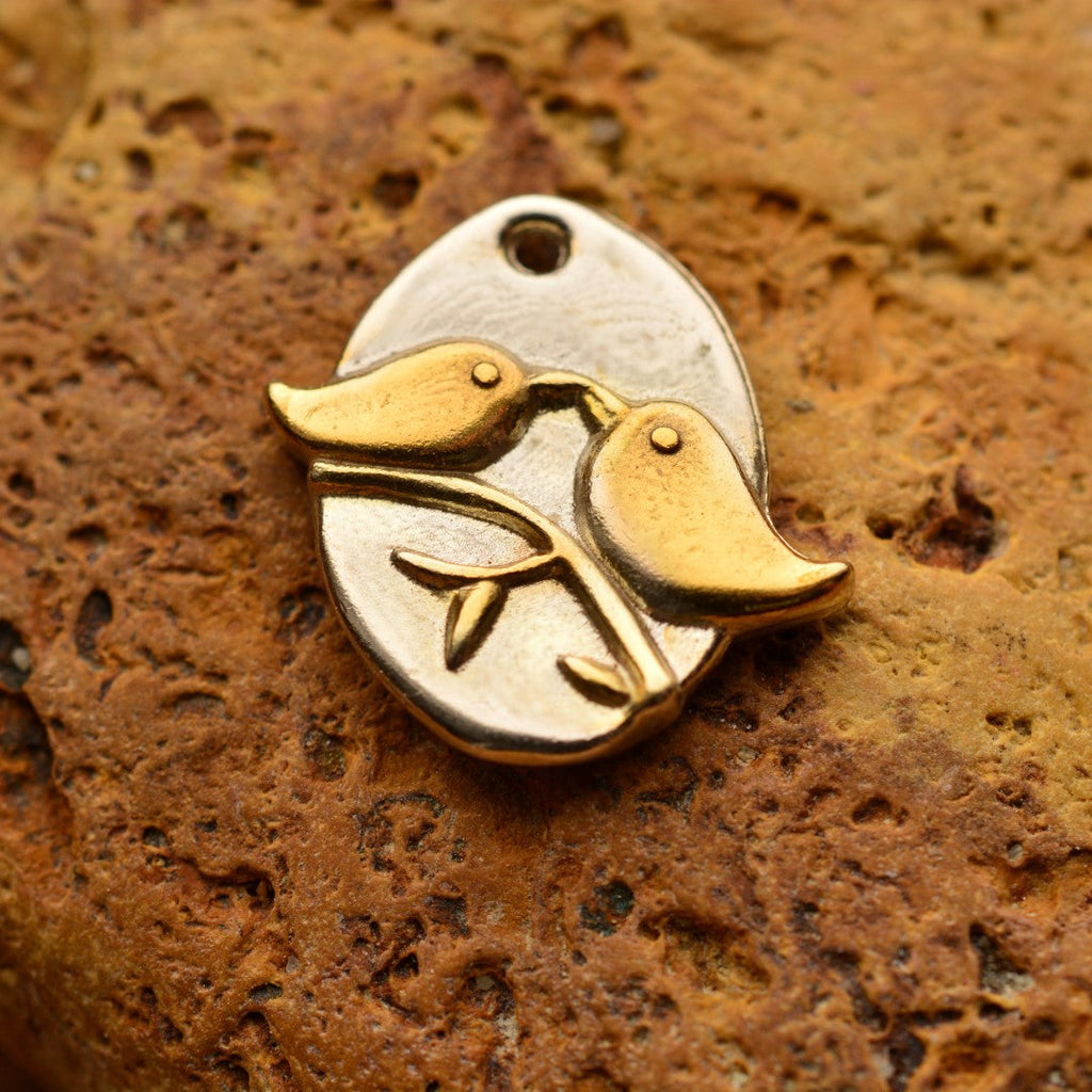 „Verliebte Vögelchen“-Anhänger aus 925er Silber mit goldfarbenen Akzenten – Talisman für Liebe, Harmonie und gemeinsame Freude, handgefertigter Skulpturenschmuck im Boho- und rustikalen Stil | Art Diva