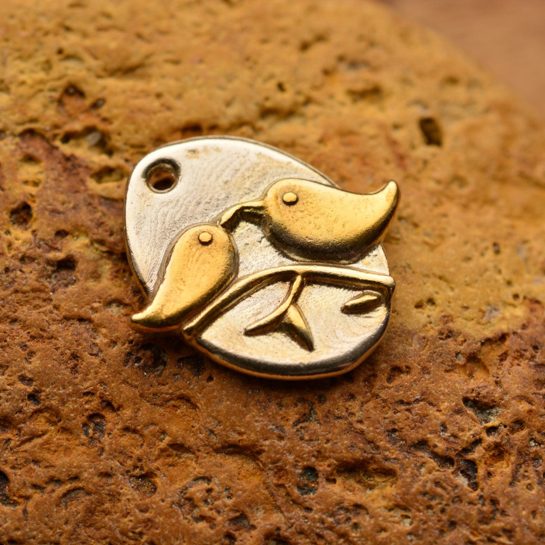„Verliebte Vögelchen“-Anhänger aus 925er Silber mit goldfarbenen Akzenten – Talisman für Liebe, Harmonie und gemeinsame Freude, handgefertigter Skulpturenschmuck im Boho- und rustikalen Stil | Art Diva