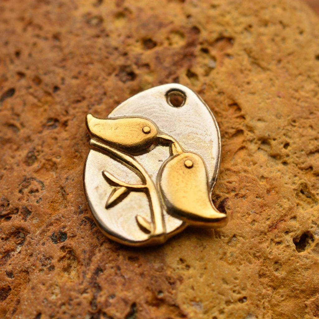 „Verliebte Vögelchen“-Anhänger aus 925er Silber mit goldfarbenen Akzenten – Talisman für Liebe, Harmonie und gemeinsame Freude, handgefertigter Skulpturenschmuck im Boho- und rustikalen Stil | Art Diva