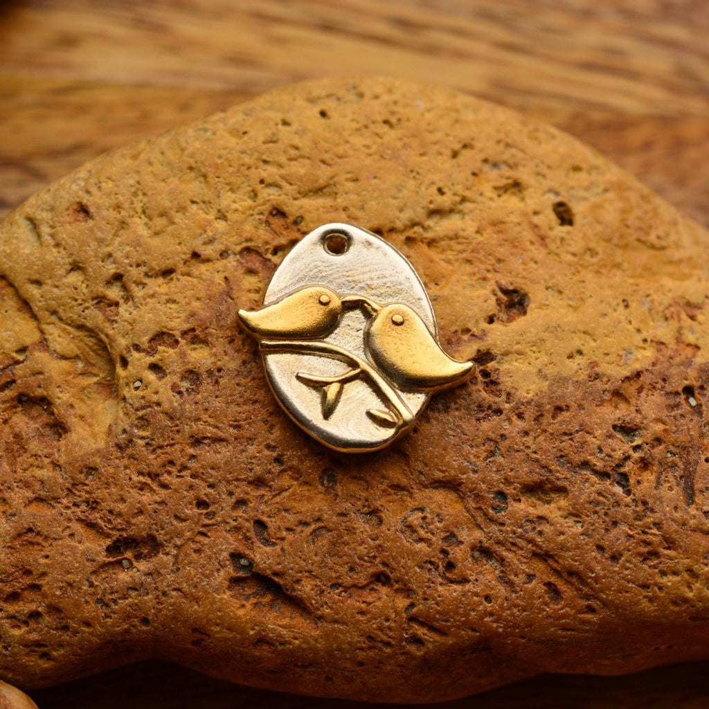 „Verliebte Vögelchen“-Anhänger aus 925er Silber mit goldfarbenen Akzenten – Talisman für Liebe, Harmonie und gemeinsame Freude, handgefertigter Skulpturenschmuck im Boho- und rustikalen Stil | Art Diva